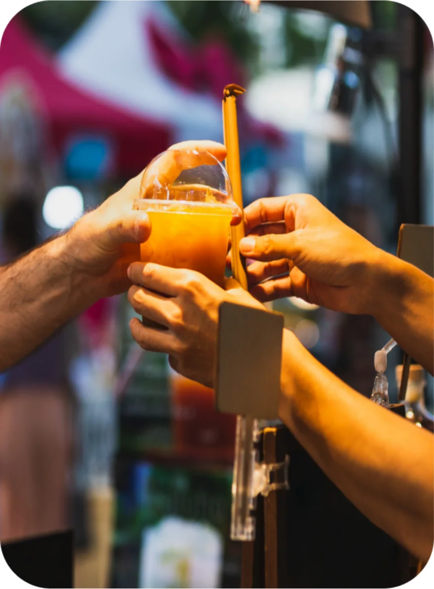 Clientes brindando con sus bebidas en la barra