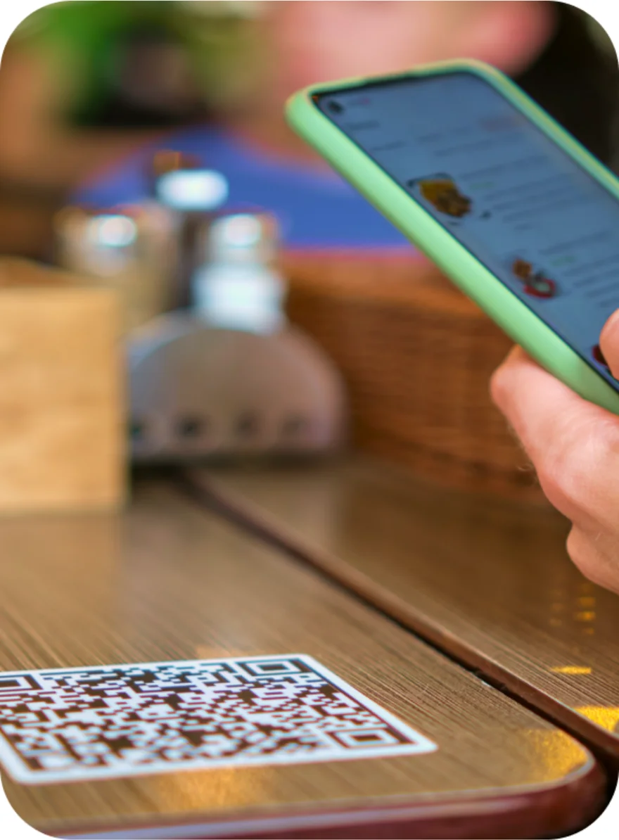Cliente escaneando el QR de la mesa con su celular