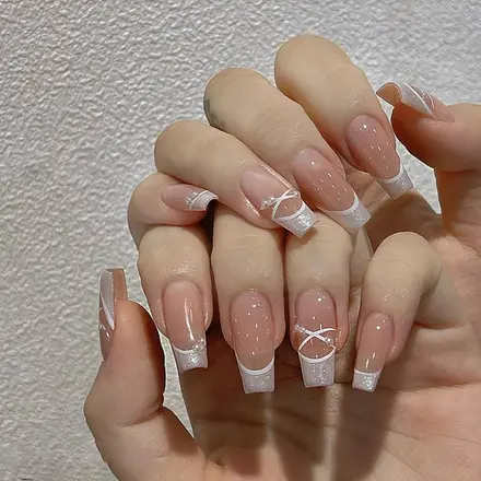 Manos con las uñas recién hechas